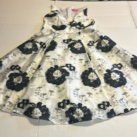 Betsey Johnson Dresses & Skirts - NWT Betsey Johnson black & white floral flowers v neck dresss sleeveless w slip